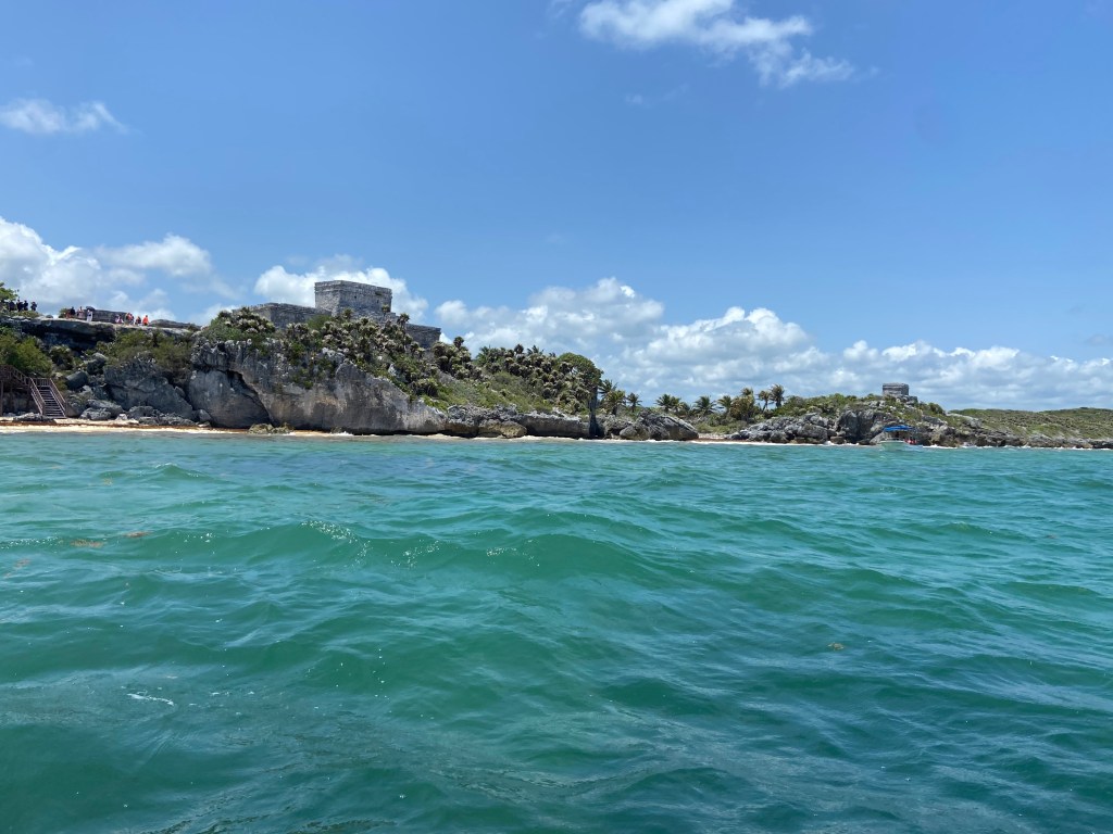 Tulum, México As ruínas arqueológicas vistas do bar, durante passeio de barco que sai da Playa Santa Fé