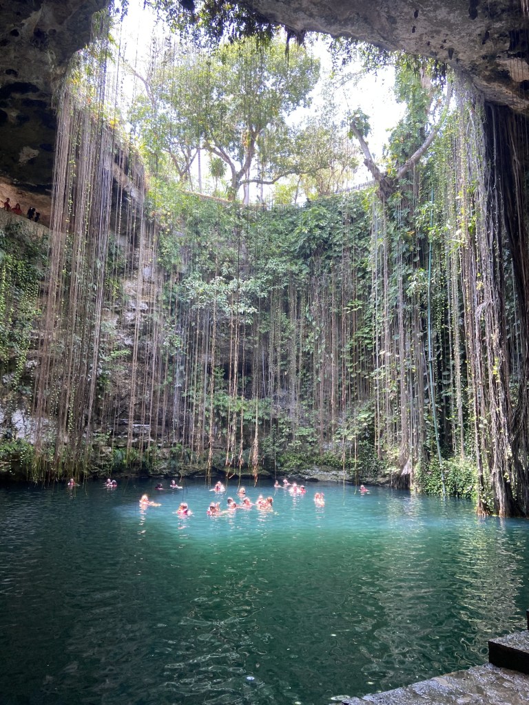 O cenote Ik-Kil é um dos mais impressionantes da Riviera Maya