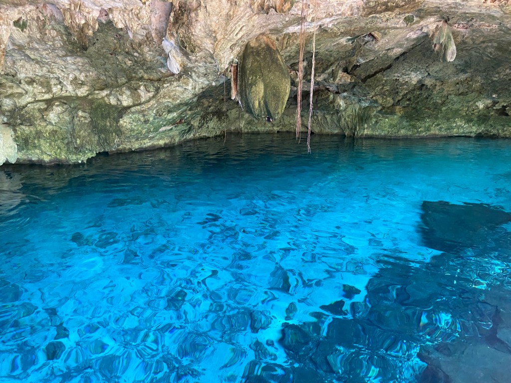 O azul brilhante do Cenote Dos Ojos