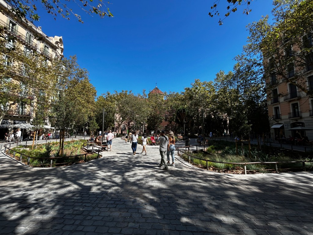 Uma praça na esquina da Enric Granados com a Consell de Cent, a rua que se transformou em parque