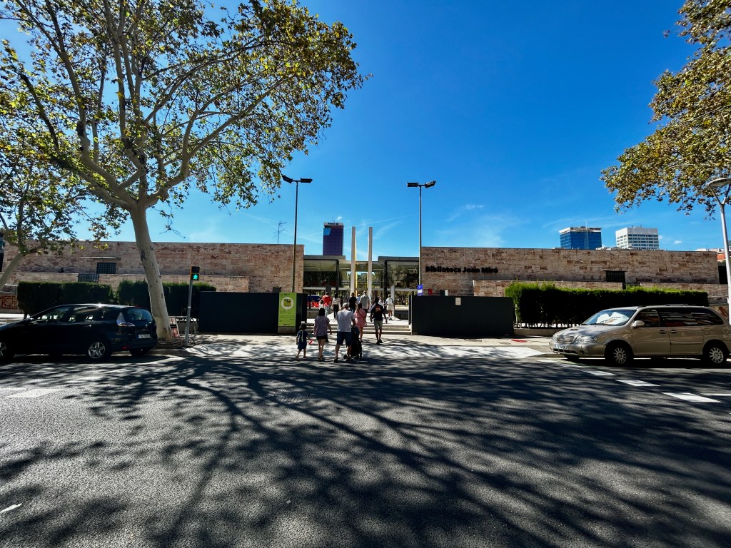 O fim ou o começo: na frente da biblioteca do parque Joan Miró