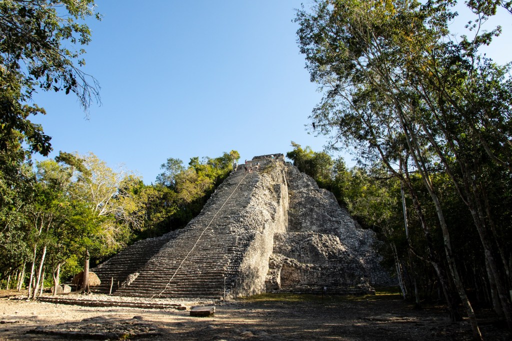 A impressionante escadaria da pirâmide Nohoch Mul, em Coba, pode ser escalada com a ajuda de uma corda