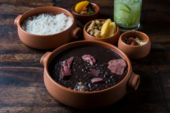 A feijoada do Rubaiyat tem mais de vinte opções de acompanhamentos