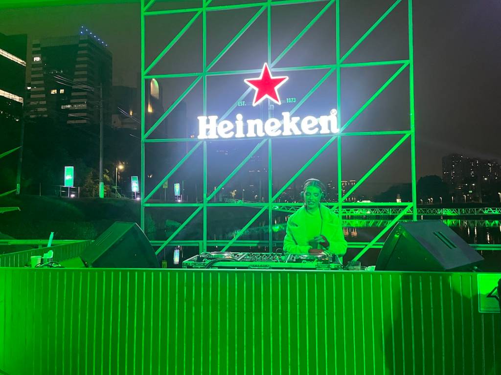 dj heineken floating bar