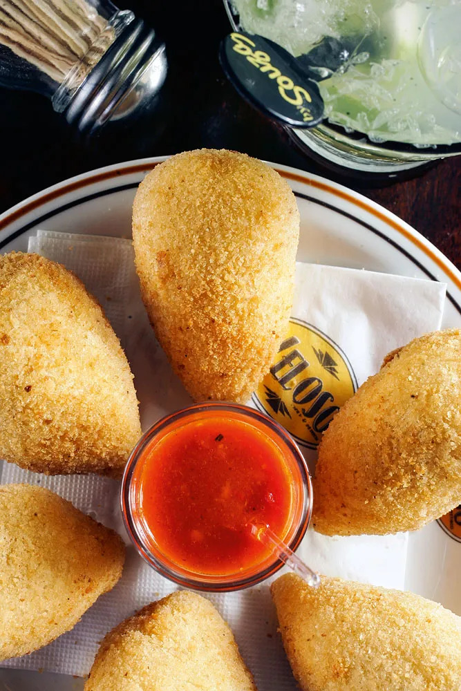 A coxinha com bastante catupiry é a estrela do Veloso