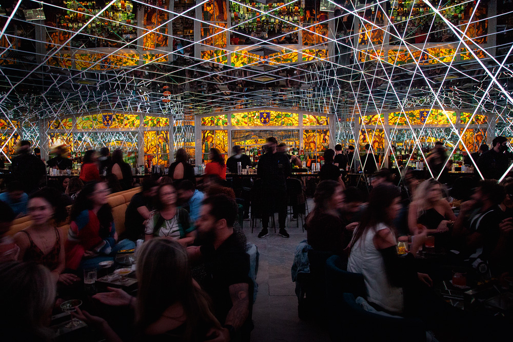 Com jeitão futurista, o bar escuro e decorado com espelhos e LEDs que mudam de cor e intensidade no decorrer da noite