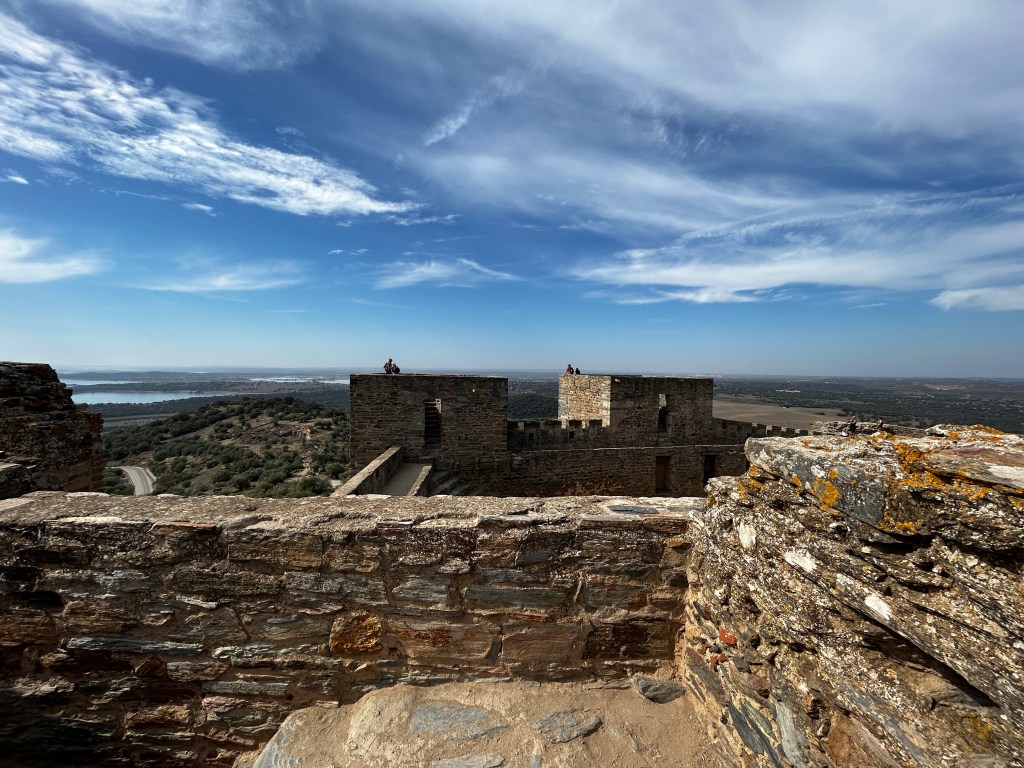 A vista do castelo de Monsaraz, um resumo do que o Alentejo tem de melhor: vastidão, silêncio e calma