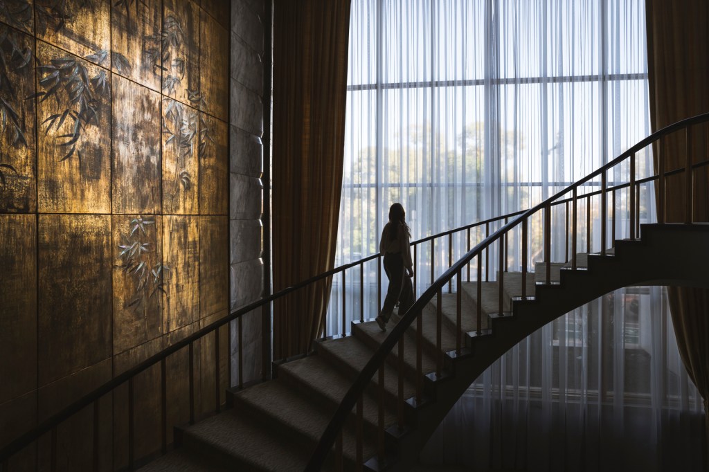 Detalhe de uma escada suspensa no interior do hotel Ritz