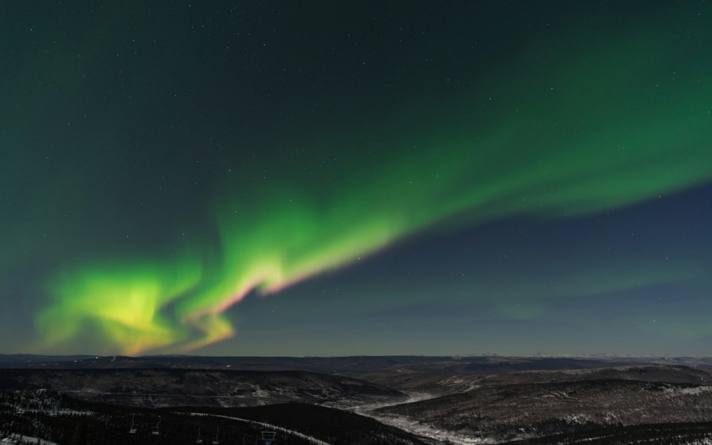 Aurora boreal no Cleary Summit, no Alasca, Estados Unidos