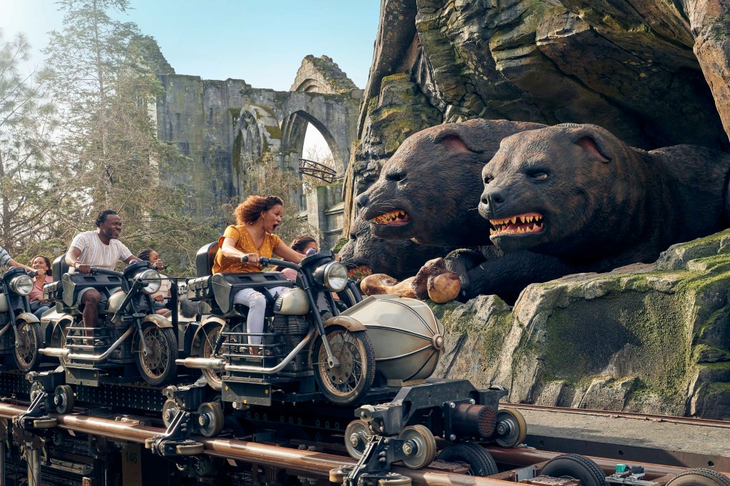 Fluffy, o cão de três cabeças também dá as caras na Hagrid’s Magical Creature Motorbike Adventure