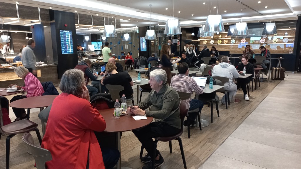 Lounge Piazza di Spagna no terminal 3 atende passageiros que voam entre Itália e Brasil