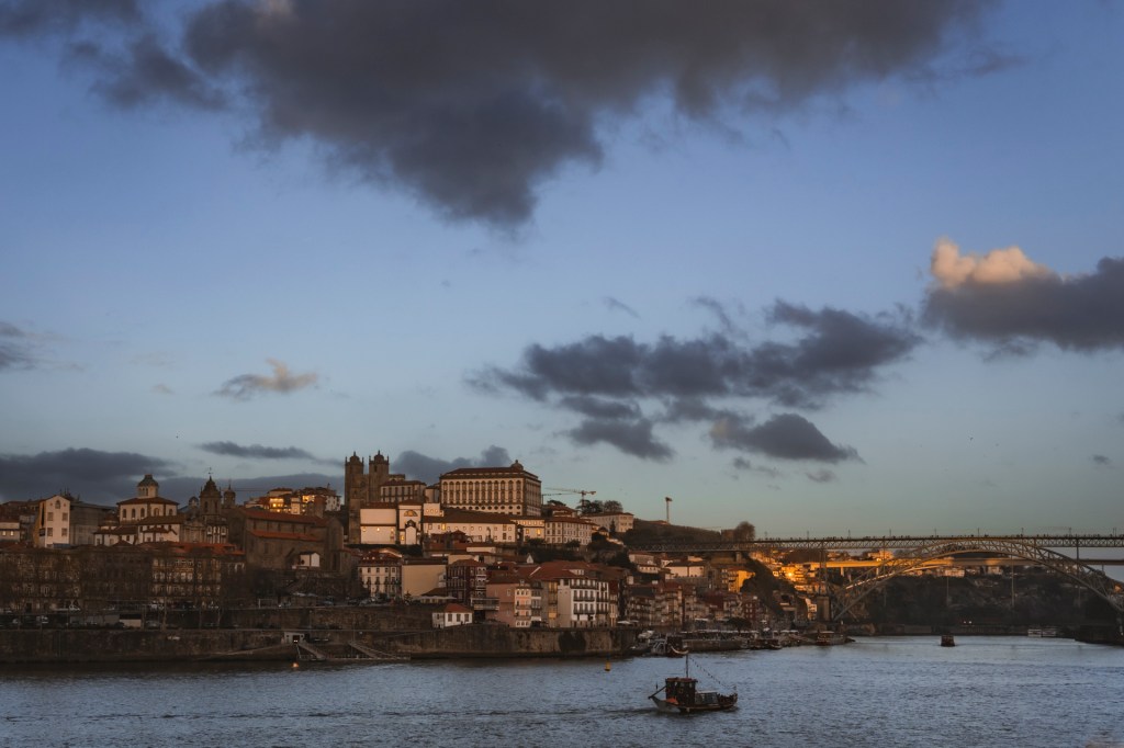 Fotografia de drone mostra a cidade do Porto vista a partir da outra margem do Douro, em Vila Nova de Gaia
