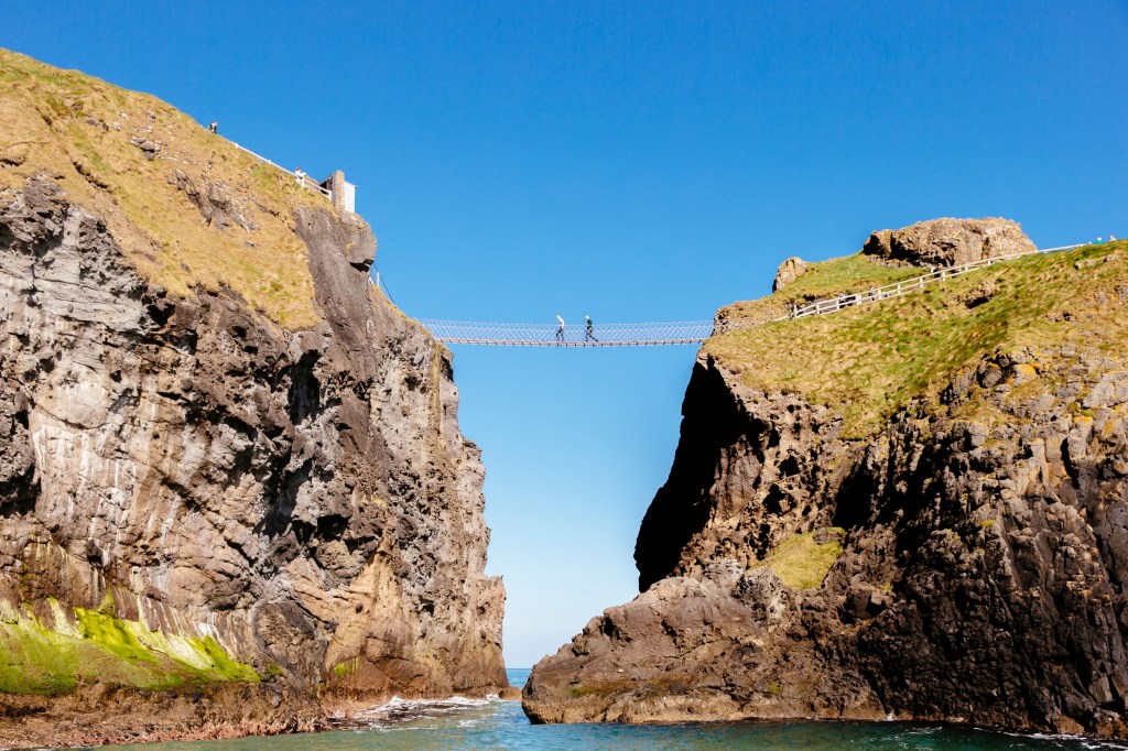 Carrick-a-Rede, na Irlanda do Norte, é uma experiência para quem gosta de se aventurar.