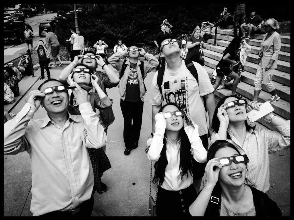pessoas olhando eclipse