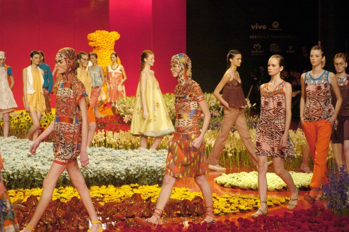 Desfile de Alexandre Herchcovitch durante o São Paulo Fashion Week – Verão 2005