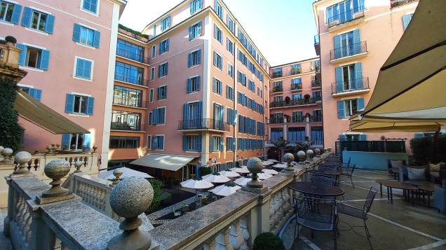Cores que abraçam no pátio interno do Hotel de Russie, a um pulo da Piazza del Popolo Cores que abraçam no pátio interno do Hotel de Russie, a um pulo da Piazza del Popolo
