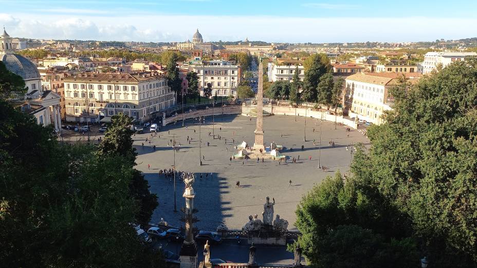 A Piazza del Popolo vista da Terraza del Pincio e o duomo da Basílica de São Pedro ao fundo A Piazza del Popolo vista da Terraza del Pincio e o duomo da Basílica de São Pedro ao fundo