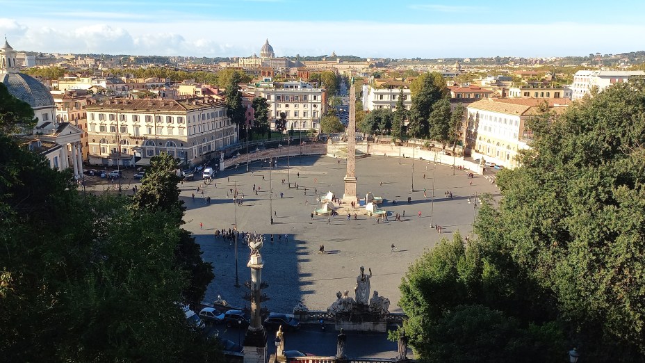 A Piazza del Popolo vista da Terraza del Pincio e o duomo da Basílica de São Pedro ao fundo