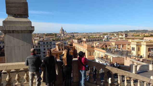 Na altura da igreja Trinità dei Monti o frenesi retorna Na altura da igreja Trinità dei Monti o frenesi retorna