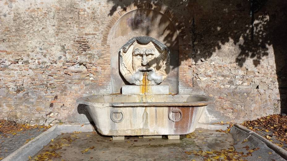 E do nada, uma fonte ao lado do jardim das laranjeiras E do nada, uma fonte ao lado do jardim das laranjeiras