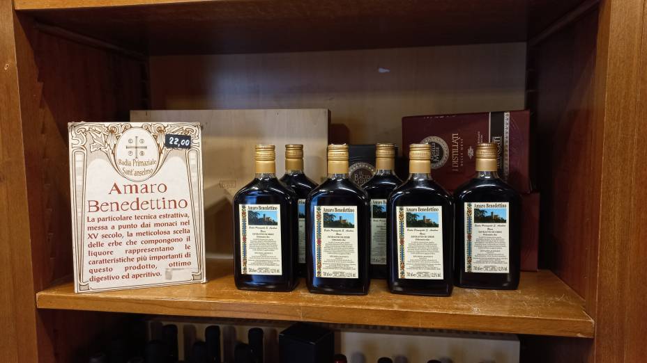 Bebida de santo na lojinha do Ateneo Sant’Anselmo Bebida de santo na lojinha do Ateneo Sant’Anselmo