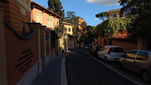 Via di Porta Lavenale: ladeira elegante que termina no Testaccio Via di Porta Lavenale: ladeira elegante que termina no Testaccio