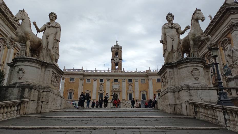 Piazza del Campidoglio, desenhada por Michelângelo em 1538 como símbolo de uma “nova Roma” Piazza del Campidoglio, desenhada por Michelângelo em 1538 como símbolo de uma “nova Roma”