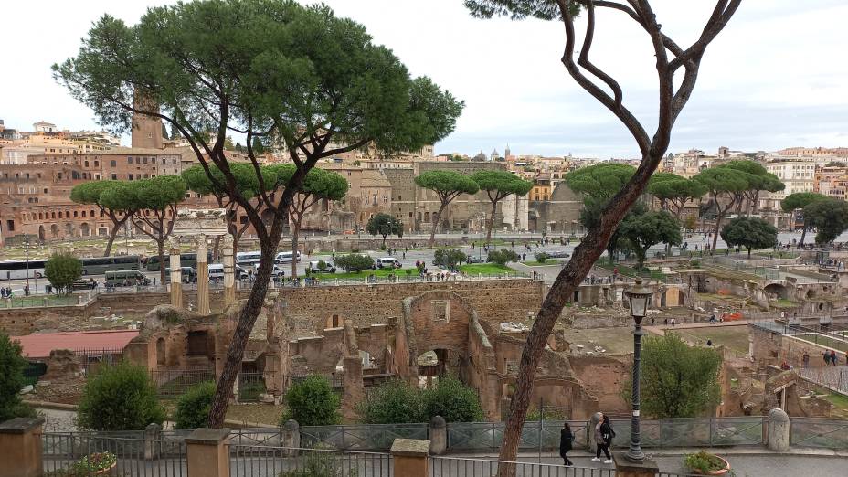 Agora sim, o Foro Romano em plena <span style="font-weight: 400">Via dei Foro Imperiali </span> Agora sim, o Foro Romano em plena <span style="font-weight: 400">Via dei Foro Imperiali </span>