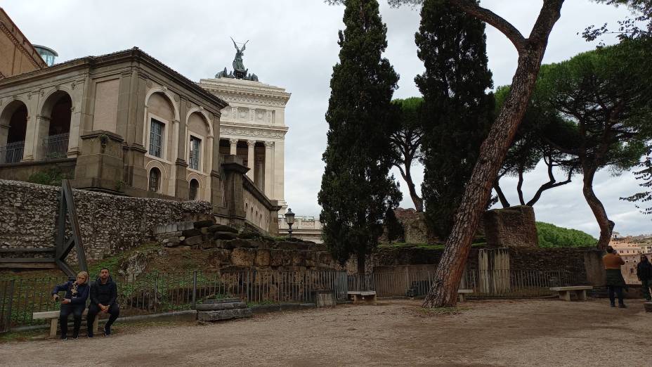 Um dos mirantes surge à esquerda de quem está no Campidoglio, com vista para o monumento Vittorio Emanuele II Um dos mirantes surge à esquerda de quem está no Campidoglio, com vista para o monumento Vittorio Emanuele II