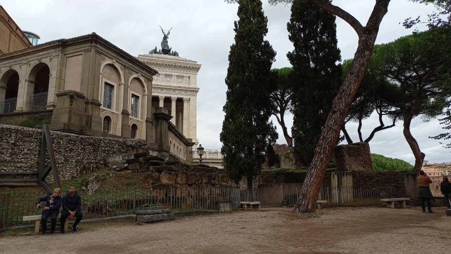 Um dos mirantes surge à esquerda de quem está no Campidoglio, com vista para o monumento Vittorio Emanuele II