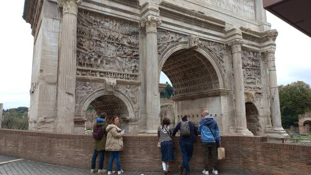 E de repente você está cara a cara com o Arco de Septímio Severo E de repente você está cara a cara com o Arco de Septímio Severo