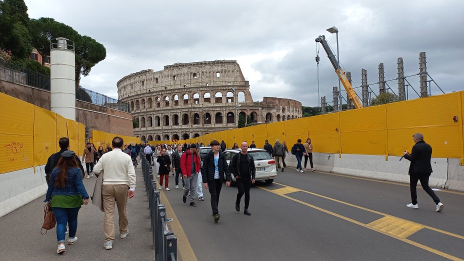 E a chegada ao Coliseu, coberto de tapumes