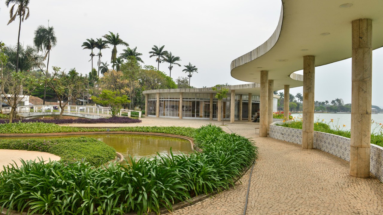 A Casa do Baile, à beira da Lagoa da Pampulha, foi projetada por Niemeyer para ser um restaurante com pista de dança