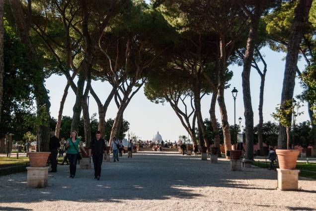 Giardino degli Aranci, o imperdível jardim das laranjeiras reserva uma linda vista da Basílica de São Pedro e a cidade Giardino degli Aranci, o imperdível jardim das laranjeiras reserva uma linda vista da Basílica de São Pedro e a cidade
