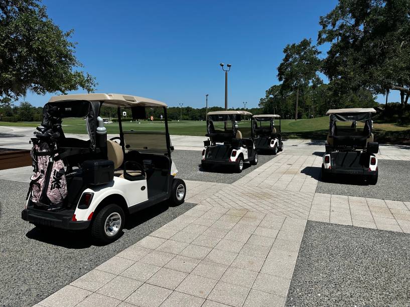 Carrinhos para circular pelo campo de golfe