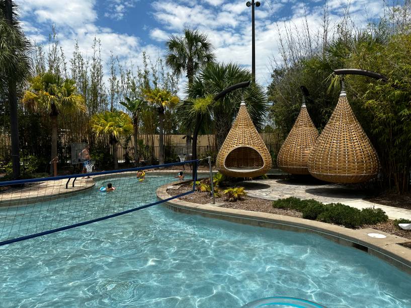 Relax na piscina ou nos casulos suspensos