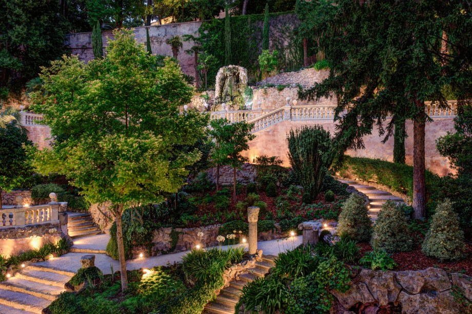 O jardim escondido do Hotel de Russie: trilhas, grutas, fontes, estátuas, laranjeiras e até uma cascatinha - em pleno centro de Roma
