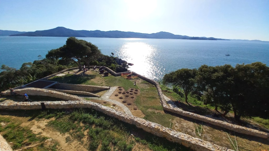 A vista da Casa do Comandante para a praia do Forte, a Ilha de Anhatomirim e o continente