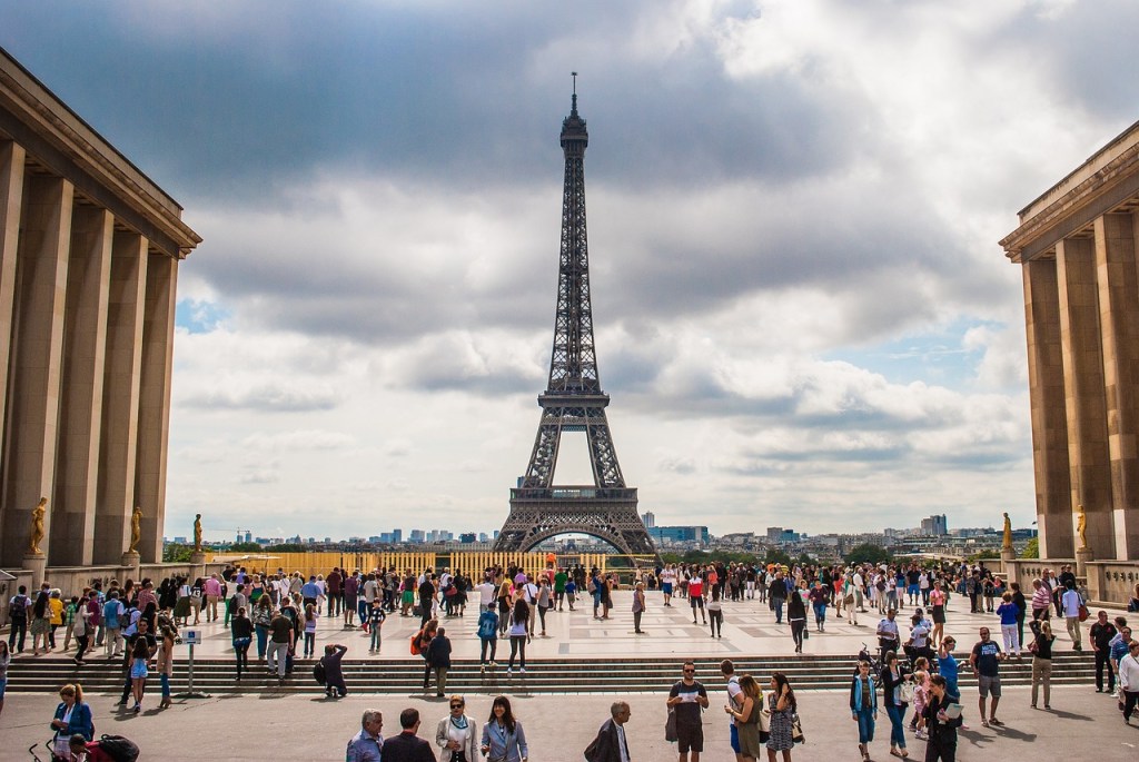 A majestosa torre vista da Place du Trocadéro