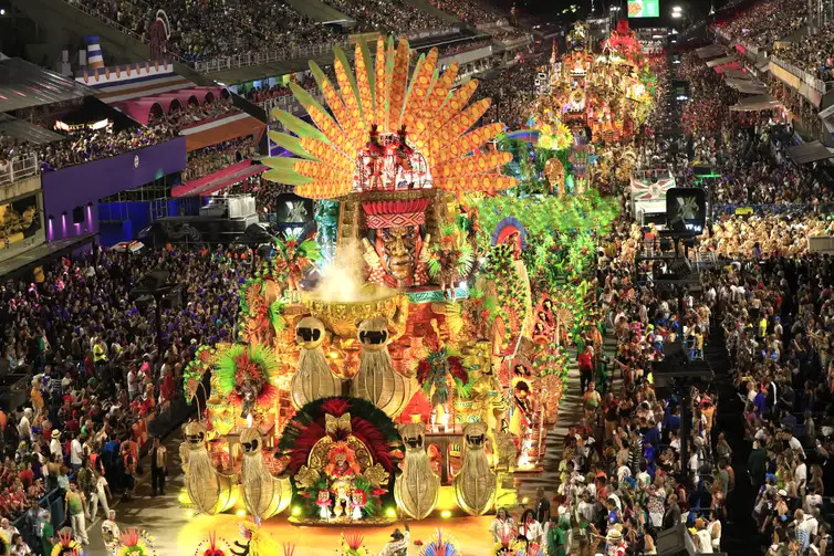 Carnaval do Rio de Janeiro é o que mais recebe turistas estrangeiros no Brasil