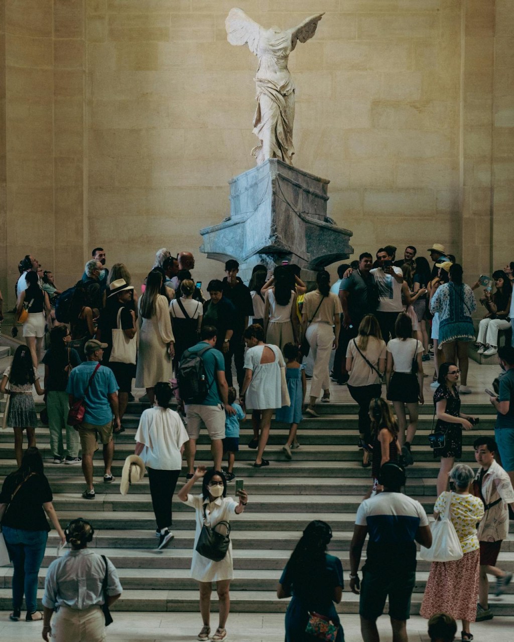 A escultura Vitória de Samotrácia ocupa lugar de destaque em uma das escadarias do Louvre