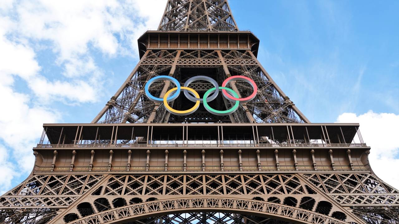 Anéis olímpicos na Torrei Eiffel, Paris, França