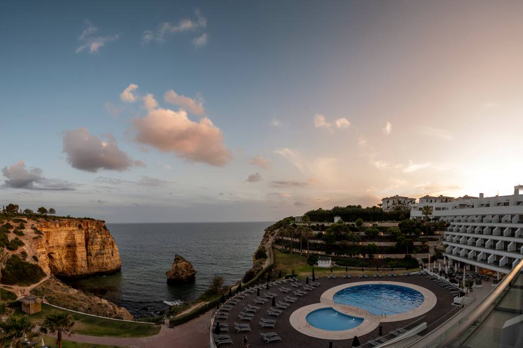 Foto feita do alto mostra duas piscinas redondas de frente para as falésias e o mar