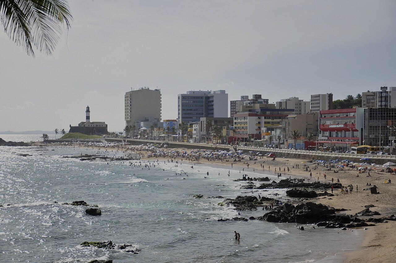 farol-da-barra-salvador-praia