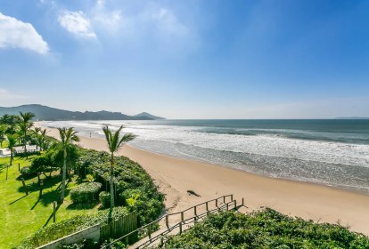 Apartamento duplex tem vista panorâmica para a Praia de Mariscal