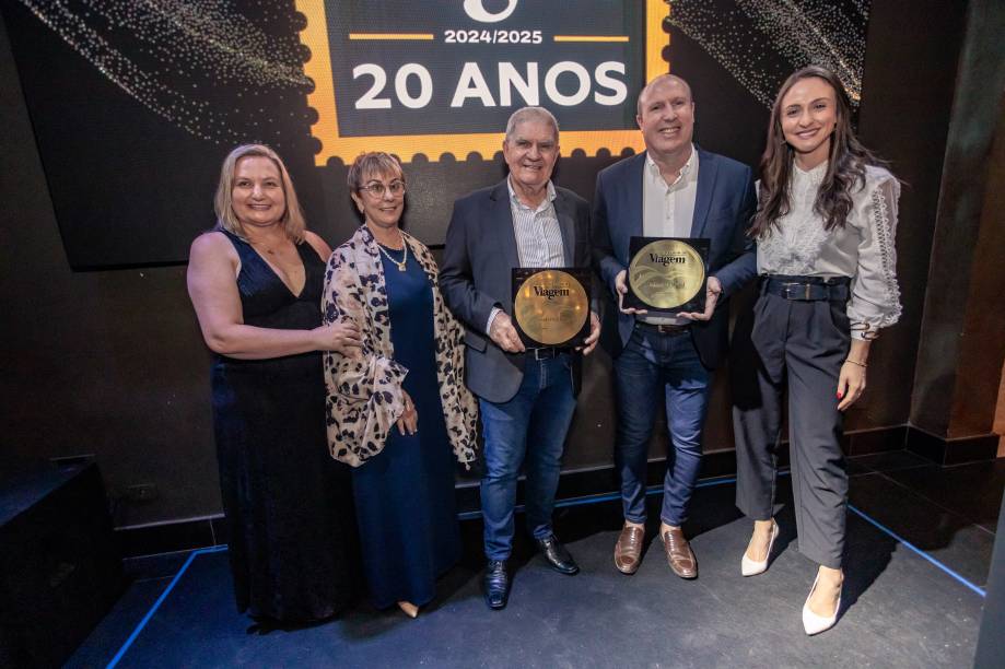 Dobradinha em Santa Catarina: Beto Carrero World levou o prêmio de Melhor Parque Temático no Brasil e foi representado por seu diretor comercial e marketing, Fernando Fiszbein (à direita com a placa) e por Caroline Beber. Já o Fazzenda Park levou o prêmio de Melhor Hotel-Fazenda e foi representado pelo proprietário, Pedro Graciolo, por sua esposa, Roseli, e pela gerente geral, Cássia Treuk