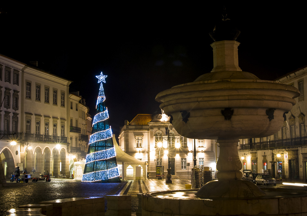 Arvore de Natal na Praca do Giraldo em Evora - Credito Turismo do Alentejo