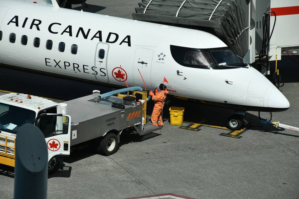 airplane-lavatory-cleaning-4250873_1280 airplane-lavatory-cleaning-4250873_1280