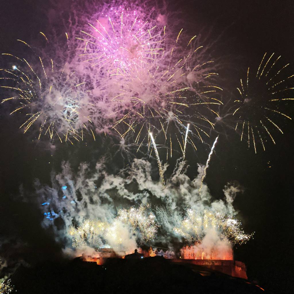 hogmanay-fogos-castelo-edimburgo hogmanay-fogos-castelo-edimburgo