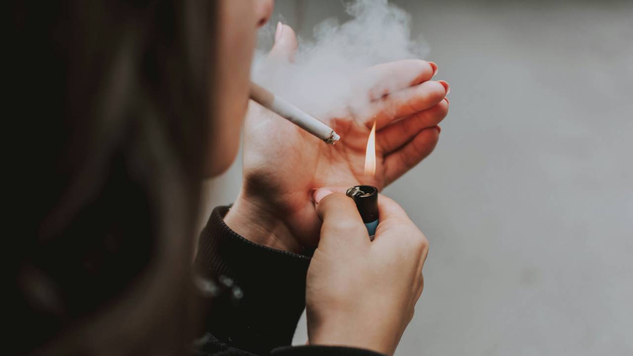 Pessoa fumando